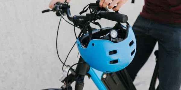 E-Bike mit Helm am Lenker
