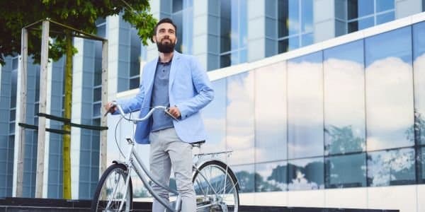 Radfahrer mit Citybike vor einem Gebäude