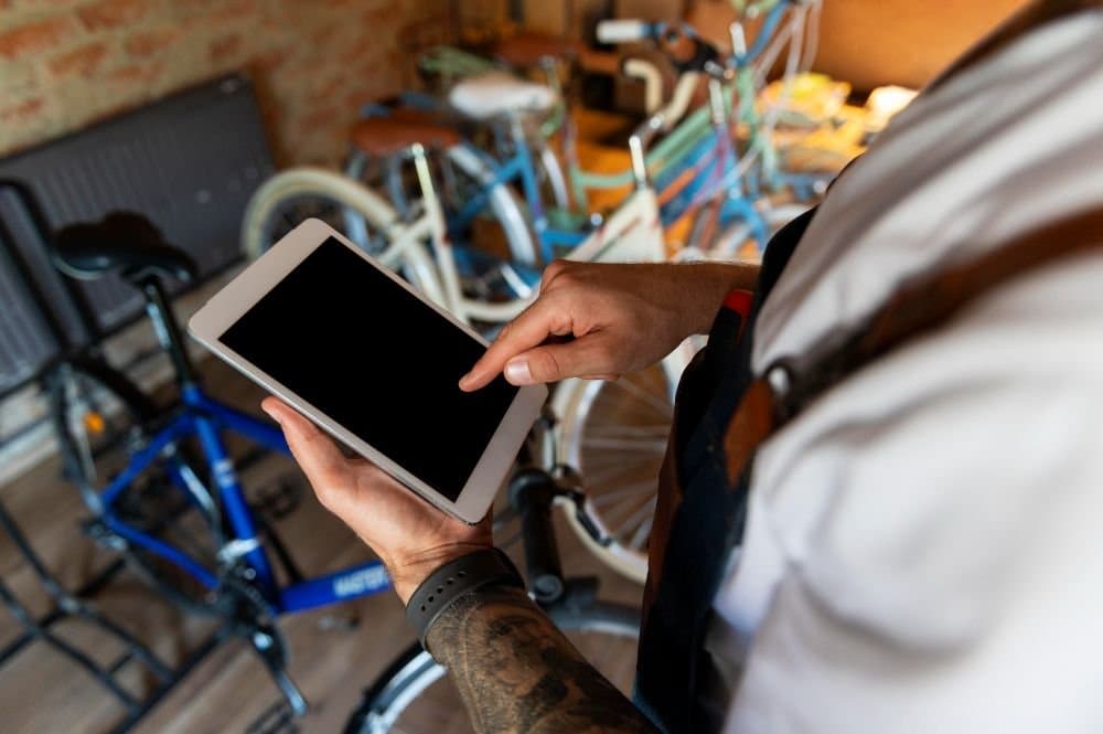 Diagnose eines E-Bikes am Tablet